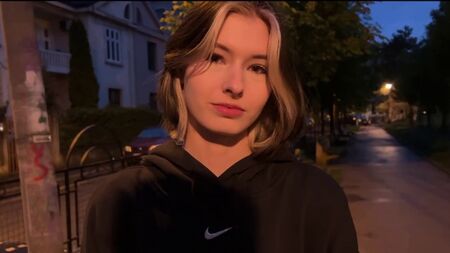 Une fille laisse un mec riche la baiser au premier rendez-vous