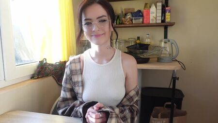 Elle baise un mec dans le cul avec un gode-ceinture