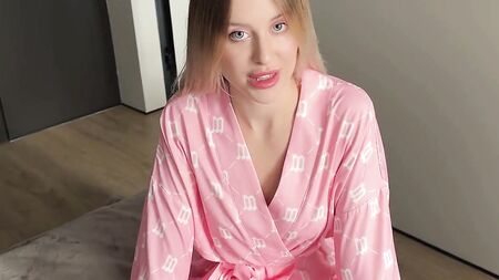 Une jeune belle-mère enseigne la vie et le sexe à son beau-fils