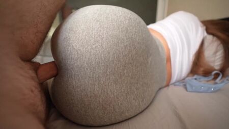 Elle m'a surpris en train de me branler et je l'ai baisée à travers le trou de ses leggings