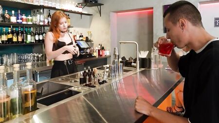 Connaissance réussie avec le barman