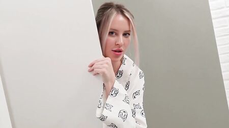 La demi-soeur a acheté de la lingerie sexy pour son petit ami, mais je n'ai pas pu résister et je l'ai baisée