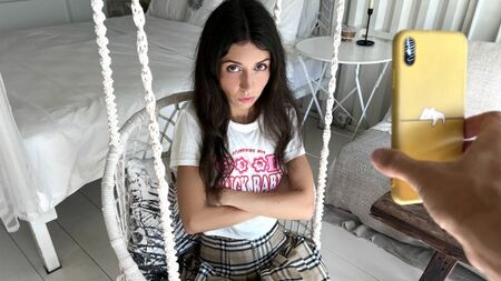 Le beau-père a découvert que sa belle-fille jouait dans du porno – il a été choqué !