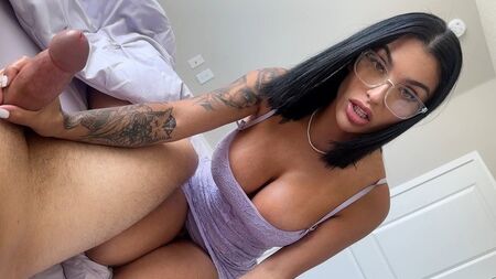Une belle-mère sexy résout le problème de la masturbation chronique