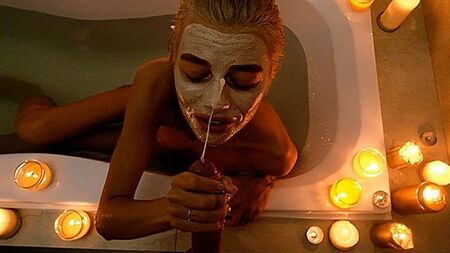 J'ai aperçu ma demi-soeur dans la salle de bain et voici ce qui s'est passé