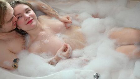 Sexe torride d'étudiants après un bain moussant