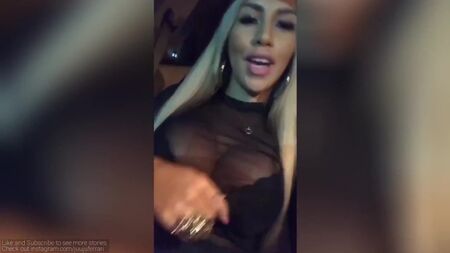 Une compilation des stories Instagram et Snapchat de Juju Ferrari prises le 2017-08-19