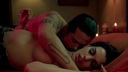 Anne Hathaway nue - "Crazy" (2005)