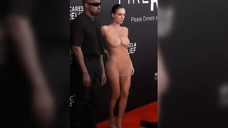 Bianca Censori nue