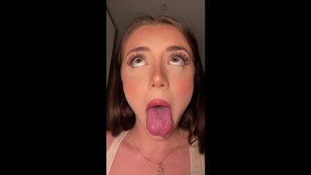 Joue dans sa bouche
