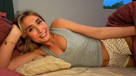 Petits seins, mais beau sourire