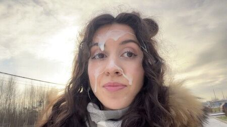 Défi : marcher avec du sperme sur le visage