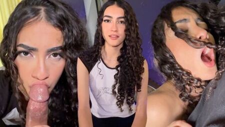 Une Latina passionnée ne peut s'empêcher de jouir