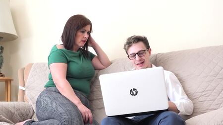Une tante séduit un neveu intello