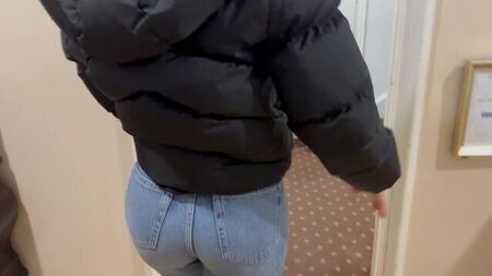 Le jean est clairement trop pour elle