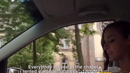 La mariée a fait une pipe un chauffeur de taxi et a écarté ses jambes