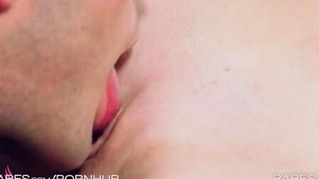 Une fille rouge chaude a été tirée sur une bite