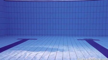 Helen s'est déshabillé et nage dans la piscine nue