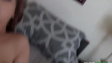 Baise un jeune couple dans une auberge