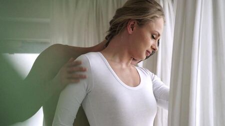 La blonde tendre baise son préféré