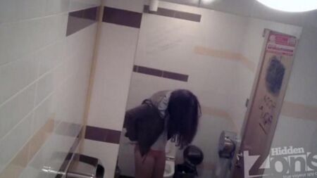 Caméra dans les toilettes de la femme