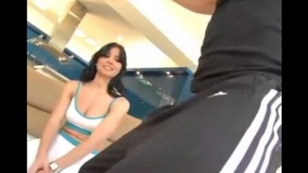 Sperme en brune aux gros seins