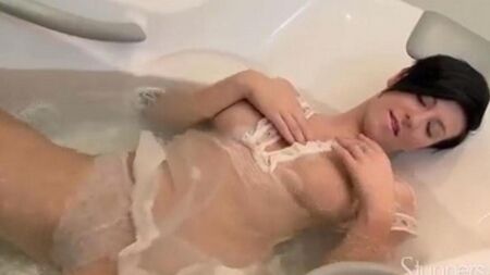 La brune solitaire se masturbe la douche