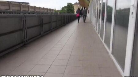 Attrapé une fille à la gare