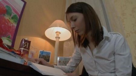 La russe Alena enseigne l'anglais avec son butin