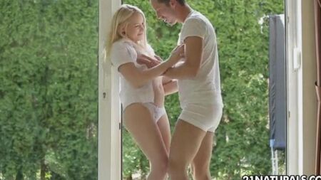 Beau sexe délicat avec blonde