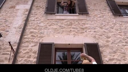 Hooligan sexy a séduit les personnes âgées