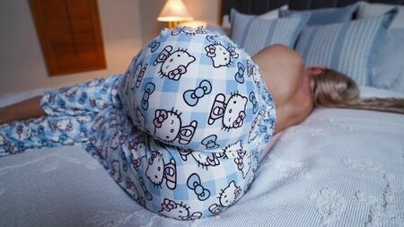 Les pyjamas, c'est trop pour ce cul