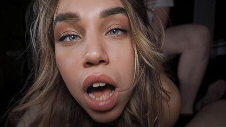 Stupéfaite par l'orgasme au point de trembler