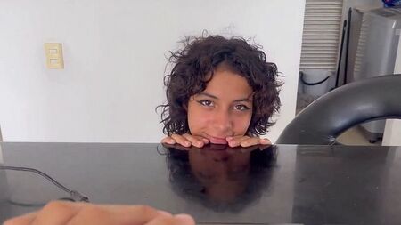 Sa chatte t'attend 24 h/24, 7 j/7
