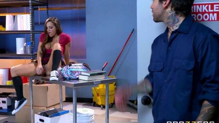 Abigail Mac baise avec un nettoyeur dans l'arrière-salle