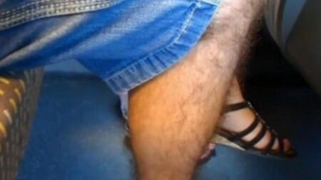 Grimpé avec sa main sur la femme sous la jupe et a commencé à écraser le vagin avec ses doigts