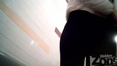 Caméra cachée dans les toilettes du magasin