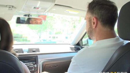 L'instructeur de conduite a baisé un étudiant dans une voiture