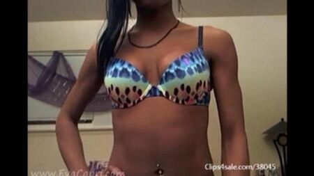La femme noire se masturbe devant la webcam