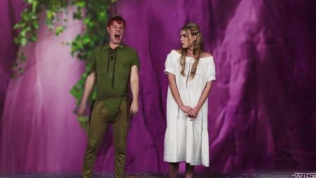 Peter Pan donne pour sucer deux sirènes