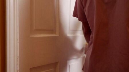 L'infirmière lèche une chatte à un patient