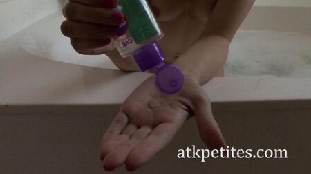 Sucer un homme assis dans la salle de bain