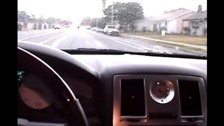 Nikki suce dans la voiture