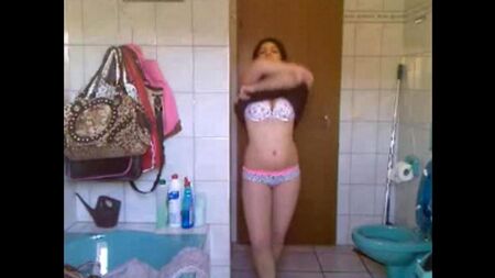 L'étudiant pakistanais se masturbe dans la salle de bain