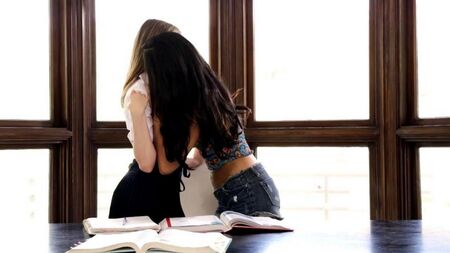 Aubri vieux embrasse doucement lesbienne