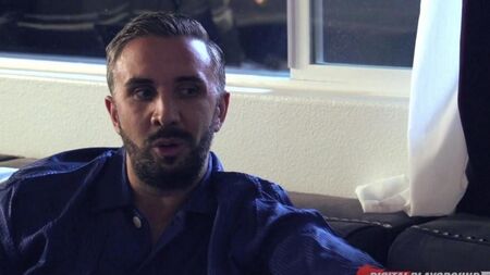 Keirah Lee et Adriana Chechik s'il vous plaît un homme sur le canapé