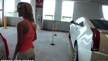Sexe avec une blonde dans une voiture dans une voiture