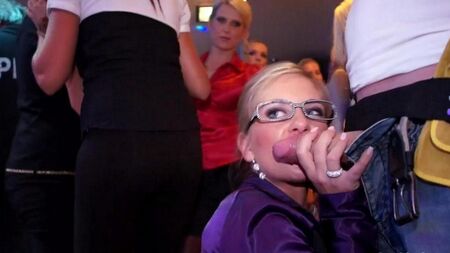 Gangbang dans le club