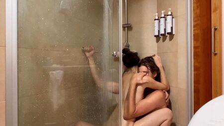 La salle de bain est un endroit idéal pour l'amour!