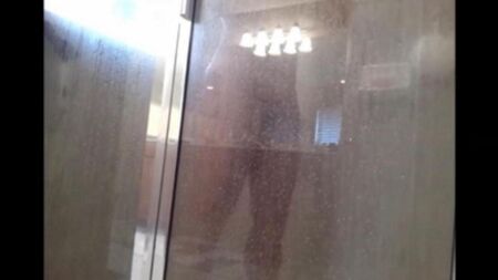 La caméra cachée tire alors qu'un homme se lave sous la douche